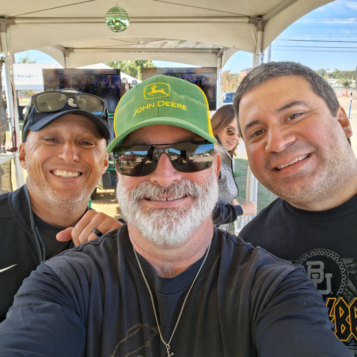 2026 - @MVTailgate & @tailgatersunanimous GREAT FRIENDS ENJOYING TAILGATING!